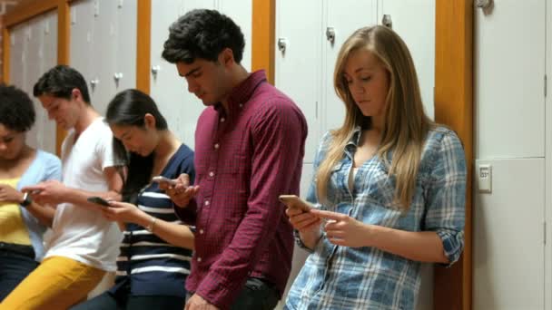 Studentów Ich Smartphone Oparty Szafki Kolegium — Wideo stockowe