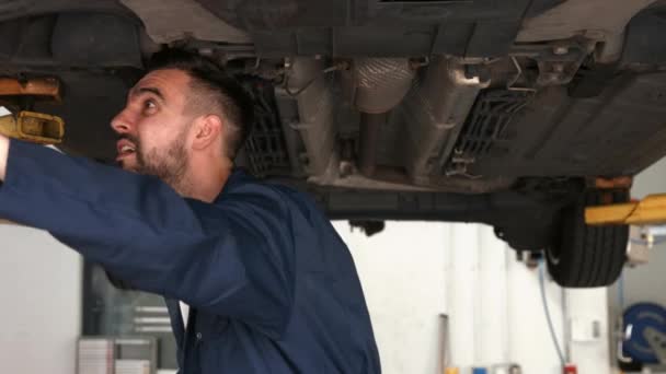 Mechaniker Überholt Auto Der Garage — Stockvideo