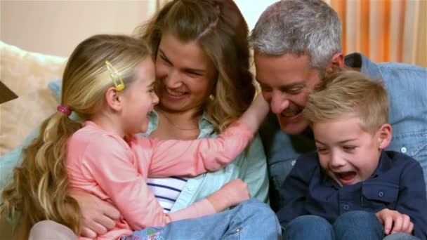 Glückliche Familie Spielt Zusammen Auf Dem Sofa Zeitlupe — Stockvideo