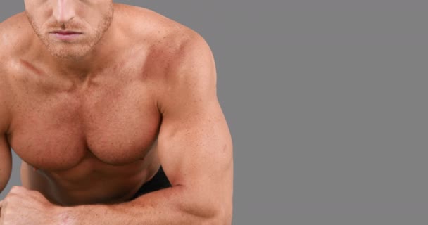 Homem Muscular Flexionando Seus Músculos Fundo Cinza — Vídeo de Stock