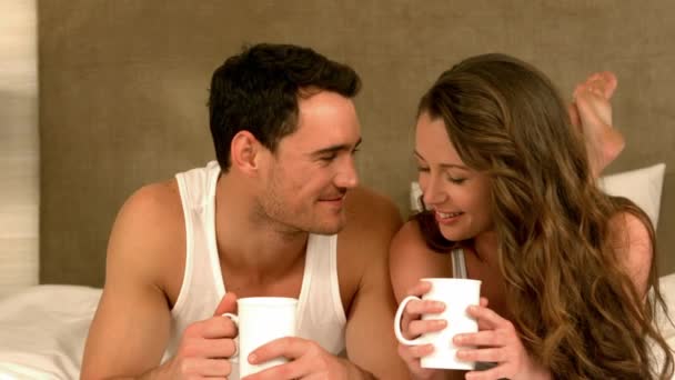 Счастливая Молодая Пара Пьет Кофе Лежа Кровати — стоковое видео