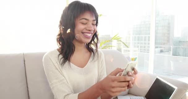 Gülümseyen Kadın Ile Onun Laptop Manifatura Oturma Odasında Kanepede Oturuyordu — Stok video