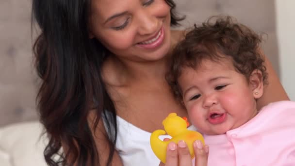 Madre Con Lindo Bebé Jugando Cama — Vídeos de Stock