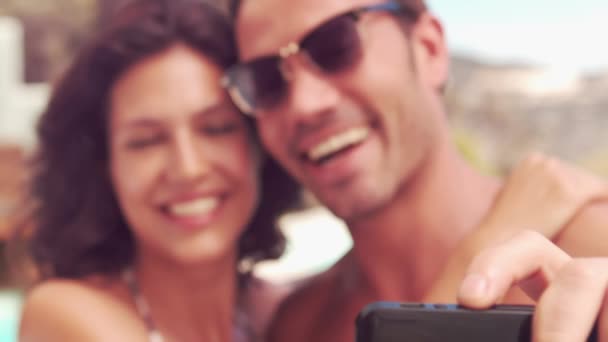 Pareja Sonriente Tomando Una Selfie Cámara Lenta — Vídeos de Stock