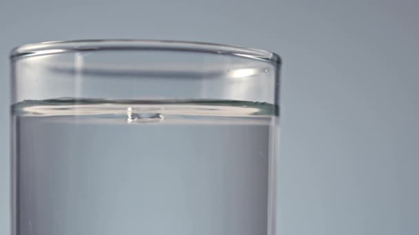 いくつかの水のグラスに落下のクローズ アップ表示 — ストック動画