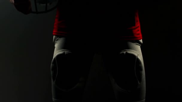 在黑暗中的美式足球球员的肖像 — 图库视频影像