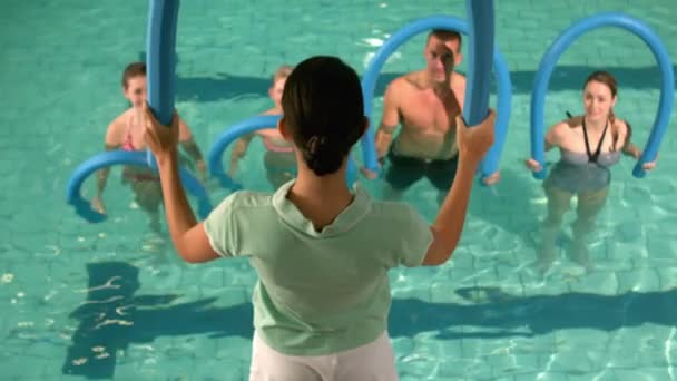 Fit Ομάδα Κάνει Αερόβιες Ασκήσεις Στην Πισίνα Αργή Κίνηση — Αρχείο Βίντεο