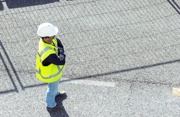 Staande werknemer op wegwerkzaamheden; horizontale oriëntatie — Stockfoto