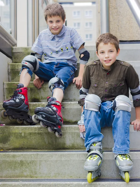 Two smiling teenage boys in roller-blading protection kits — Stock Photo, Image
