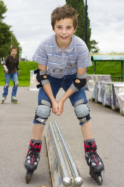 Aufnahme lächelnder Rollschuhfahrer in Schutzausrüstung — Stockfoto