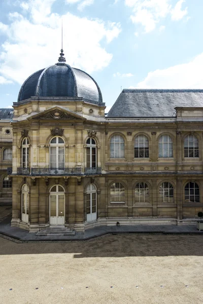 院子里的档案民族主要建立在巴黎，法国 — 图库照片