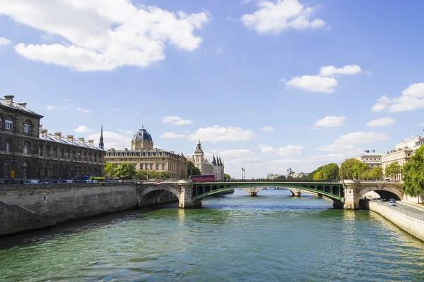 Weergave van palais de Justitie en een brug over de rivier de seine. par — Stockfoto