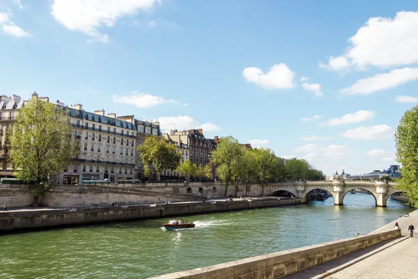 Dijk van de rivier de seine en de historische architectuur in — Stockfoto