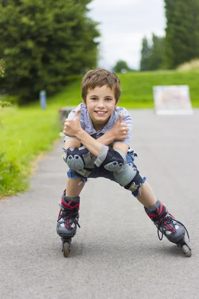 Portrait de patineur à roulettes souriant en kit de protection — Photo