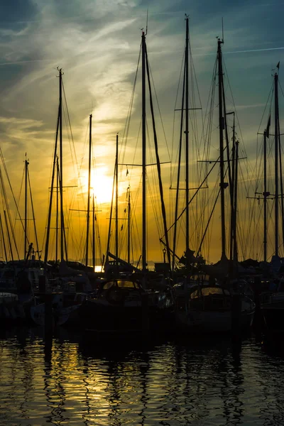 Pôr do sol sobre a marina com barcos — Fotografia de Stock