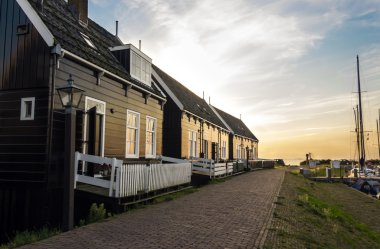Holland, volendam Köyü, güneşin içine tipik eski Hollanda evleri