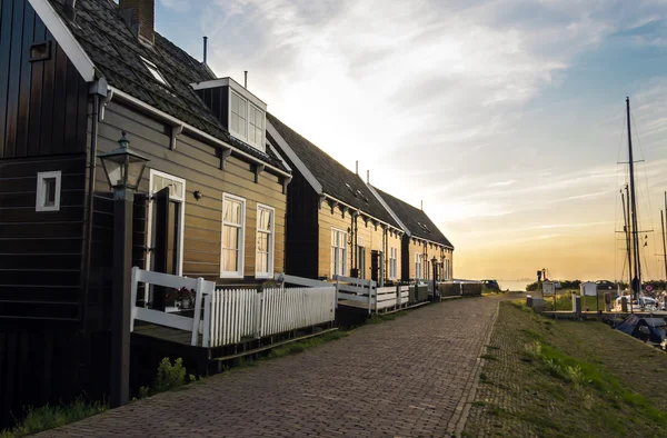 Holland, aldeia de Volendam, típicas casas velhas holandesas ao sol — Fotografia de Stock