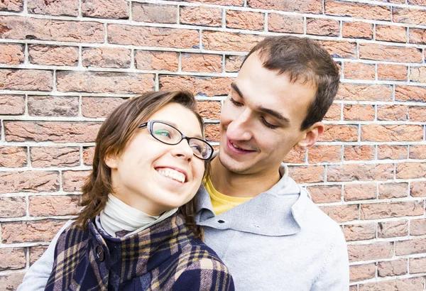 Portret van liefde paar omarmen op zoek gelukkig — Stockfoto