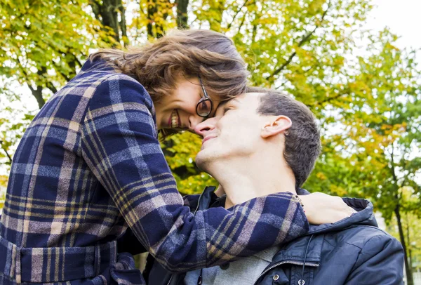 Portrait of love couple embracing outdoor looking happy — Stock Photo, Image