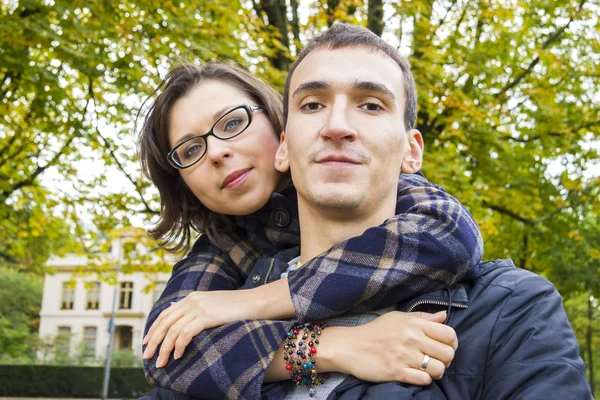 Retrato de casal de amor abraçando ao ar livre olhando feliz — Fotografia de Stock