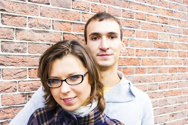 Retrato de casal de amor olhando feliz contra fundo da parede — Fotografia de Stock