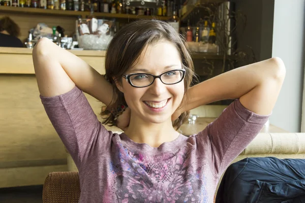 Kaunis rento tyttö hymyilee kahvilassa — kuvapankkivalokuva