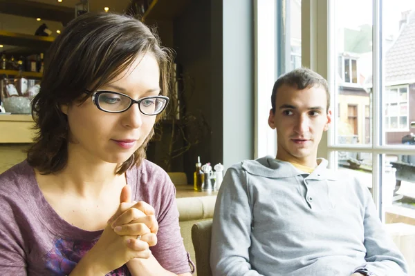 Giovane donna che ascolta il suo amore in un caffè — Foto Stock