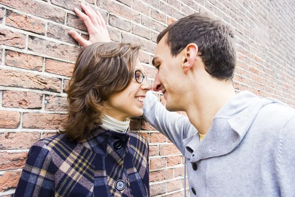 Portret van liefde paar buiten op zoek gelukkig — Stockfoto