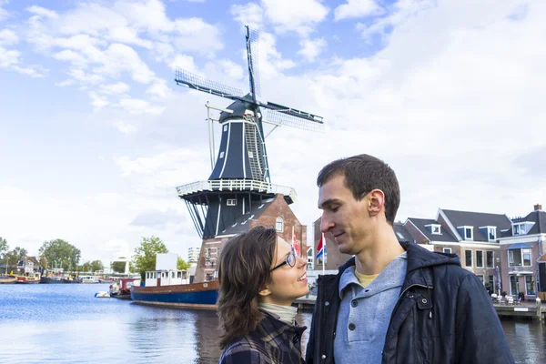 Młoda para w holenderskiego miasta haarlem, Holandia — Zdjęcie stockowe
