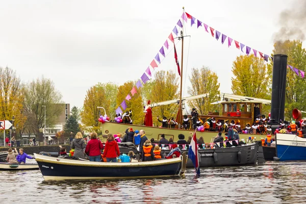 Amsterdam, Holandia - 18 listopada: Święty Mikołaj przybywa w Holandii przez łódź na 18 listopada 2012 w amsterdam, Holandia. — Zdjęcie stockowe