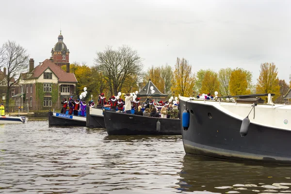 АМСТЕРДАМ, НИДЕРЛАНДЫ - 18 НОЯБРЯ: Санта-Клаус прибывает в Голландию на лодке 18 ноября 2012 года в Амстердаме, Нидерланды . — стоковое фото