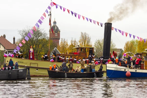 Amsterdam, Hollanda - 18 Kasım: Noel Baba 18 Kasım 2012 tarihinde tekne ile Hollanda'da amsterdam, Hollanda, arrives. — Stok fotoğraf