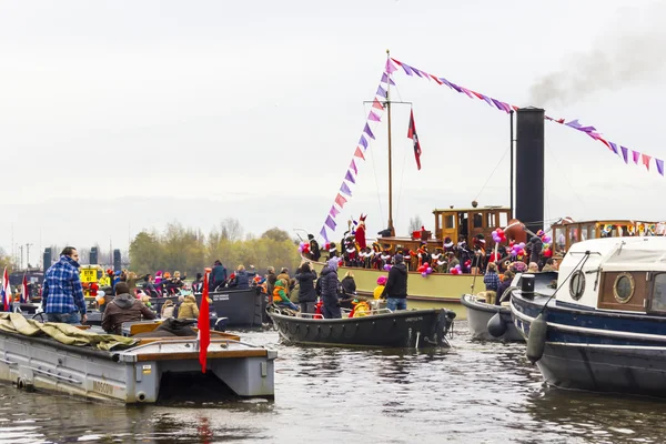 Amsterdam, Nizozemsko - listopad, 18, 2012: sinterklaas přijíždí v Holandsku lodí — Stock fotografie