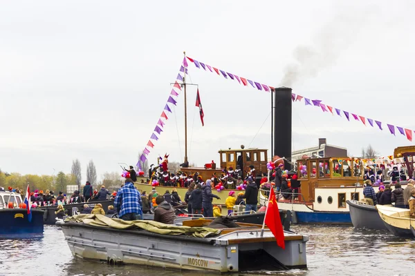 AMSTERDAM, PAÍSES BAJOS - 18 DE NOVIEMBRE DE 2012: Sinterklaas llega a Holanda en barco — Foto de Stock