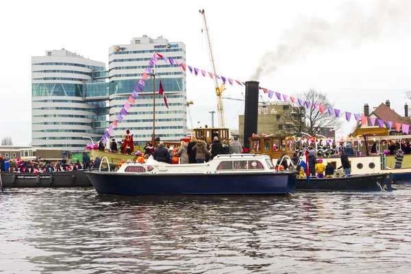 AMSTERDAM, PAÍSES BAJOS - 18 DE NOVIEMBRE DE 2012: Sinterklaas llega a Holanda en barco —  Fotos de Stock