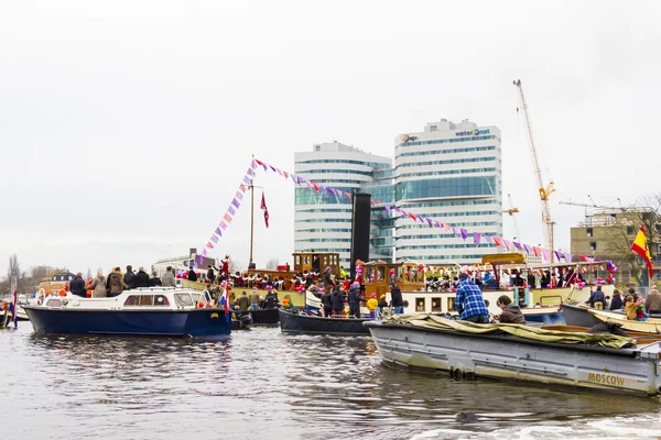 Amsterdam, Nederländerna - november 18, 2012: sinterklaas anländer i holland med båt — Stockfoto