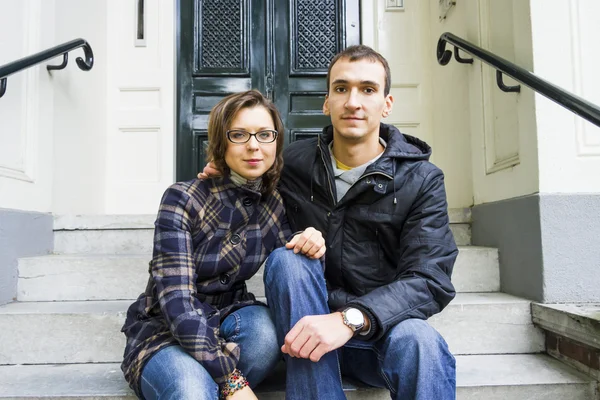 Retrato de pareja de amor sentado en el tradicional porche holandés mirando feliz — Foto de Stock