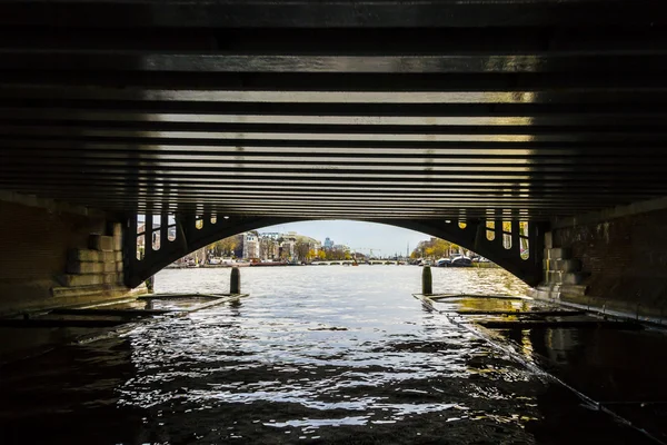 Geç sonbaharda, amstel amsterdam için köprü altından göster — Stok fotoğraf