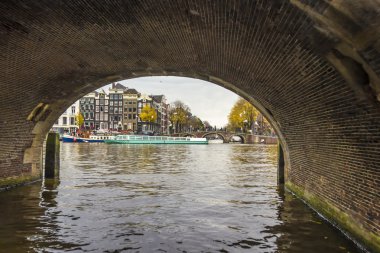 geç sonbaharda, amstel amsterdam için köprü altından göster