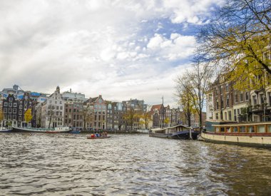 amsterdam bir kanala geç sonbaharda görüntüleyin