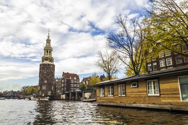 Lihat di kanal di Amsterdam pada akhir musim gugur — Stok Foto