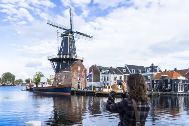 turist kızın geleneksel Hollanda Yeldeğirmeni resimleri alarak