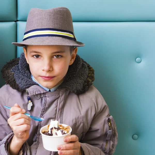 Söt tonårspojke äta glass med choklad topping — Stockfoto