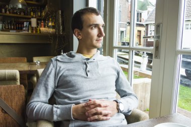 İçeride yakışıklı bir adam portresi