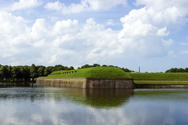 Zomer landschap in het middeleeuwse fort van naarden in de netherla — Stockfoto