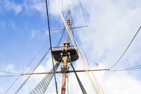 Échelle à corde marine, mât et cordes d'un voilier classique — Photo