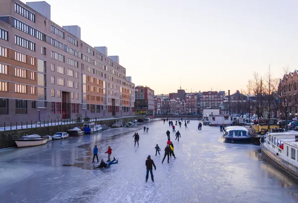 Pattinaggio sul ghiaccio sui canali di Amsterdam — Foto Stock