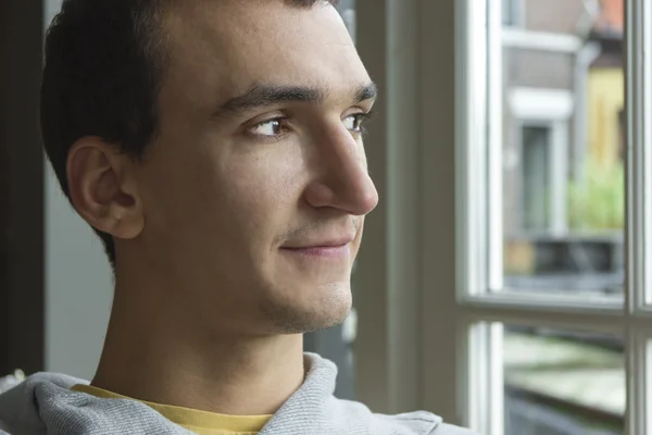 Retrato de hombre guapo, primer plano de joven hombre de negocios en el interior —  Fotos de Stock