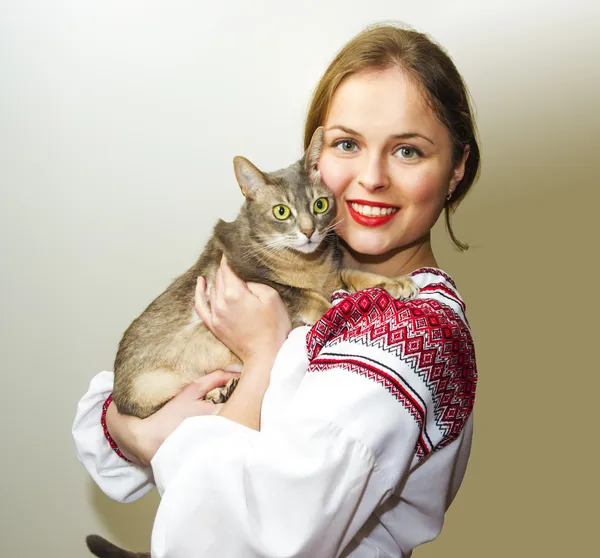 Πορτρέτο του όμορφη νεαρή γυναίκα με την ουκρανική εθνική πήξη Royalty Free Εικόνες Αρχείου