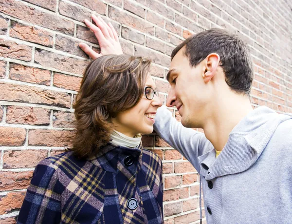 Portret van liefde paar op zoek gelukkig tegen muur achtergrond — Stockfoto